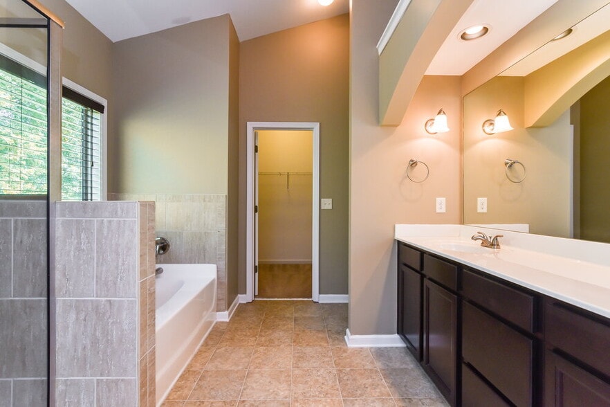 Building Photo - 1694 Maplecliff Way