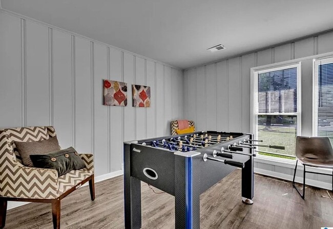 Building Photo - 4 bedroom 2 Bath - Available Now on Main A...