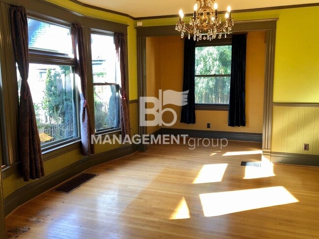 Building Photo - Close-In NE Portland Victorian Offers  Perfect Blend of  Old Charm with Newer Amenities. Lush Pri...