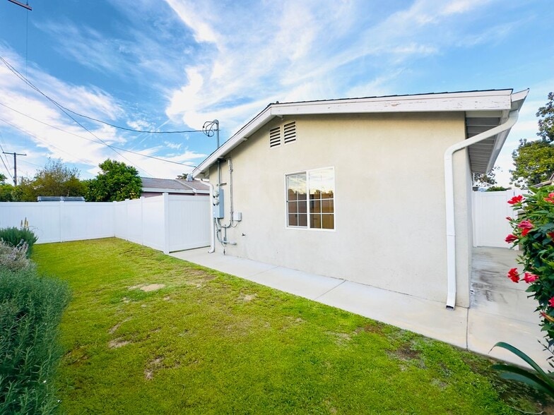 Building Photo - 8655 Ranchito Ave