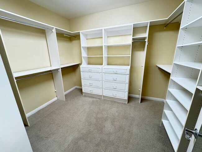 Building Photo - Spacious 4 Bedroom Home with Private Pool!