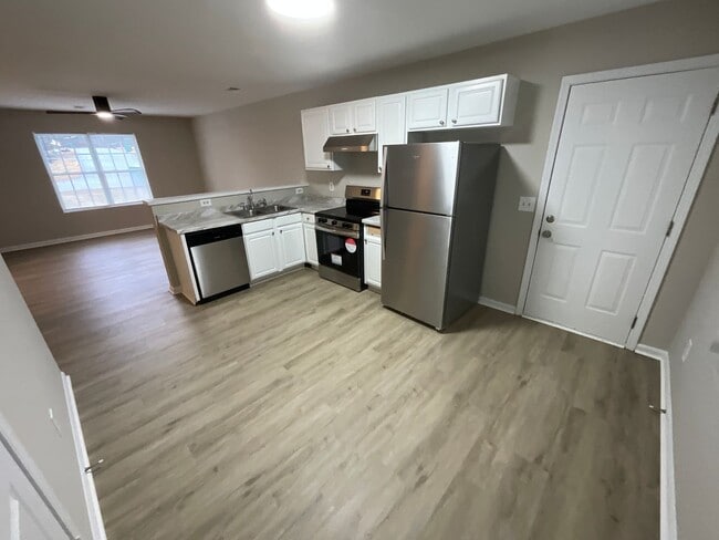 Building Photo - Ready to view! 3 bedroom, 2 bath Brick home in High Point near I-74