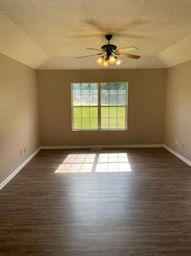 Building Photo - Charming 3 BD 2 BA Home!