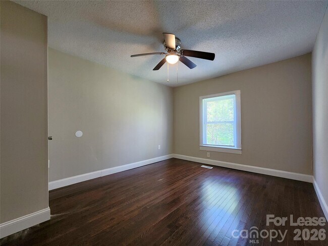 Building Photo - 121 Willow Ln NW