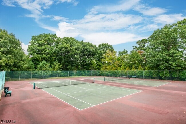 Building Photo - 603 Porter Way W