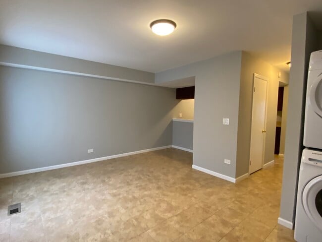 Building Photo - 623 Robin Ct