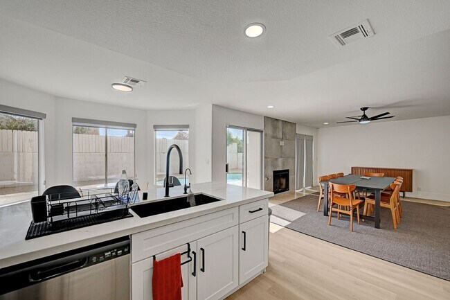 Building Photo - Furnished 4 bedroom home in the Lakes!