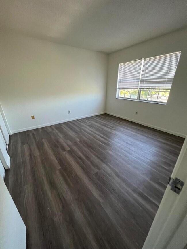 Building Photo - 2.0 bedroom in St. Petersburg Florida 33704
