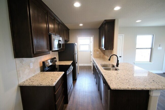 Building Photo - No Water Bill. No Lawn Care. Just Move In. | 3BD/2BA Duplex in Weatherford TX | Ready Now — Act F...
