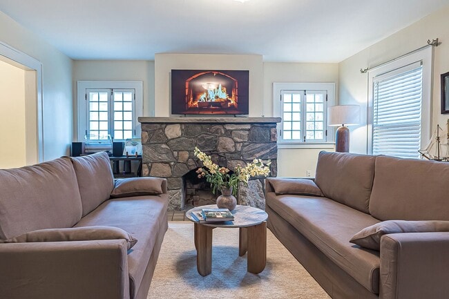 Building Photo - Quaint 4 bedroom Erie Home with Central Air & Garage Parking