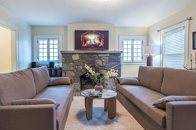 Building Photo - Quaint 4 bedroom Erie Home with Central Air & Garage Parking (Month to Month available)