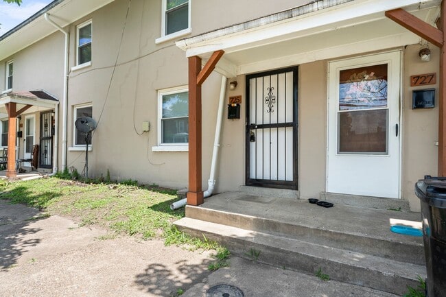 Building Photo - Charming Townhome on S. 16th Street!