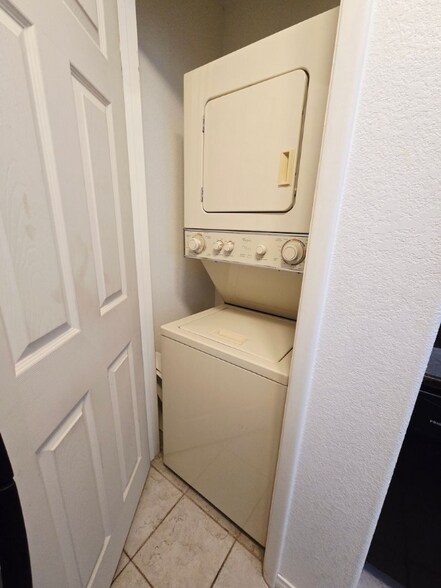 Building Photo - 5211 S Lindell Rd