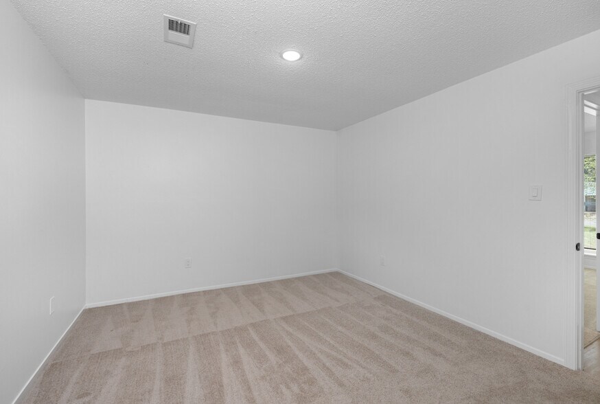 Building Photo - 5340 Lakeview Cv
