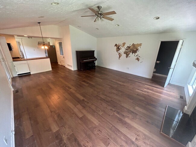 Building Photo - Charming 3-bedroom, 2.5-bathroom home loca...