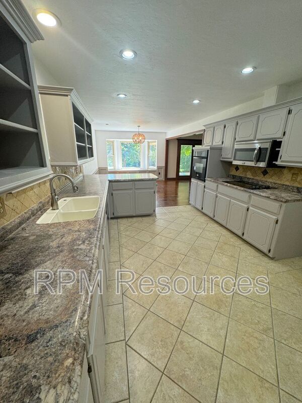 Building Photo - 12000 Hollyrock Dr