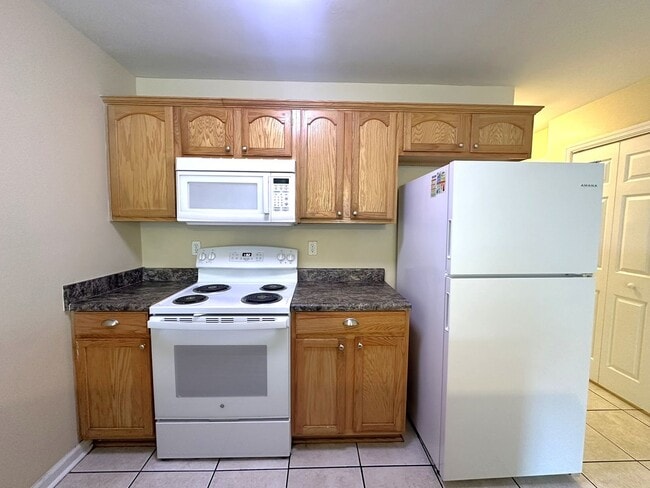 Building Photo - AWESOME 3/3 with No Carpet, Large Bedrooms, & More! $1300/month Avail Now!