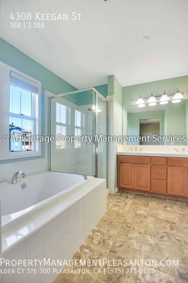 Building Photo - Lovely 3 bed / 2.5 bath, 1,897 sq ft condo...