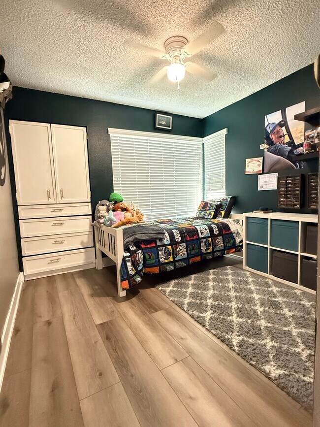 Building Photo - Move in Ready 3bed/3bath, beautiful backyard