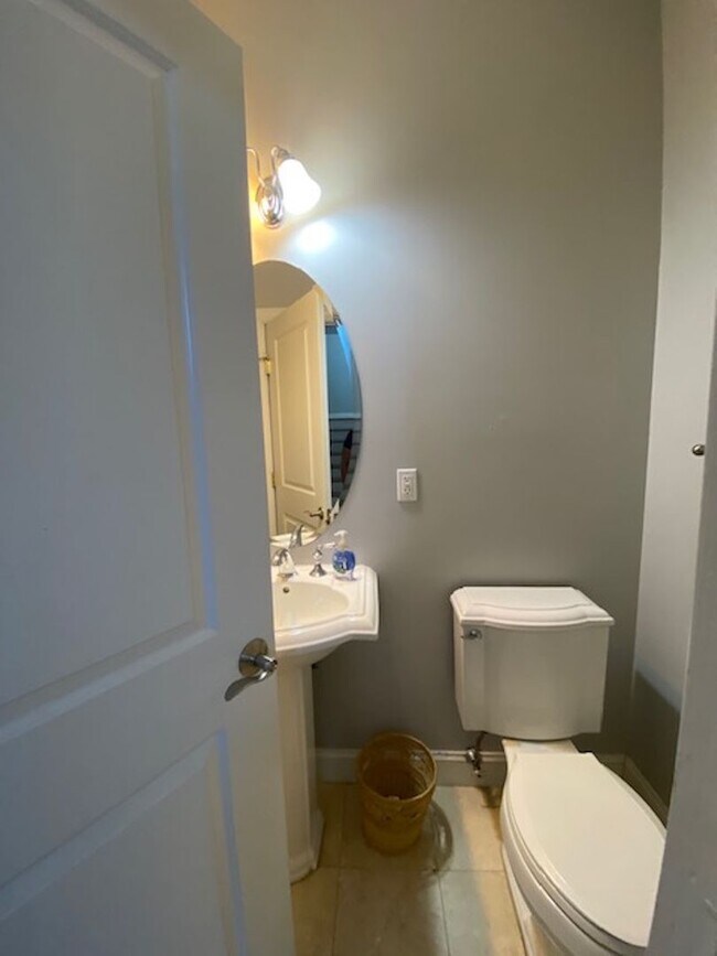 Building Photo - Three Bedroom 3.5 baths Townhouse for Rent...