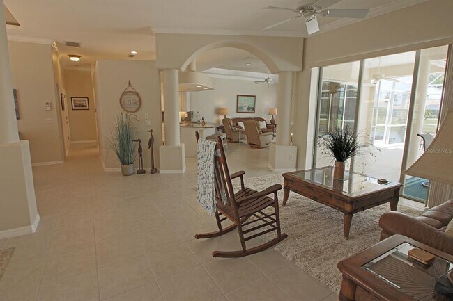 Building Photo - 811 Rotonda Cir