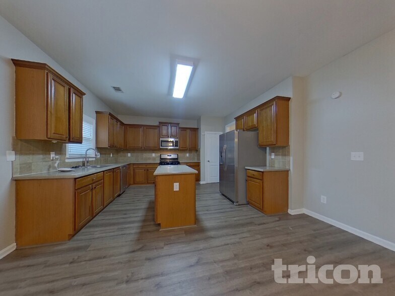 Building Photo - 3605 Long Lake Dr