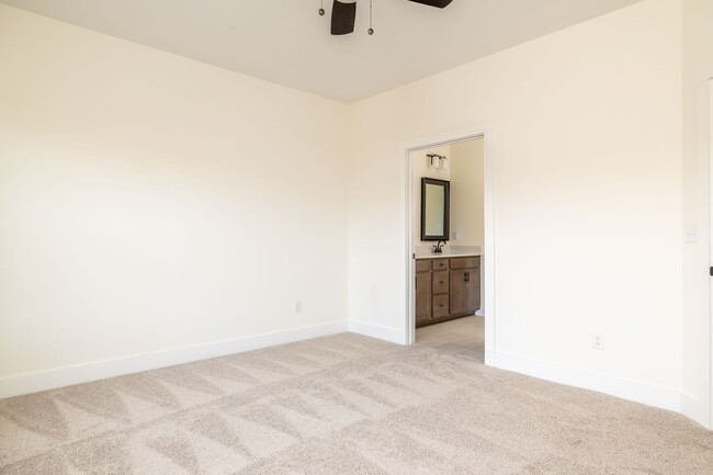 Building Photo - Farragut 37934 - 2 bedroom, 2 bath Condo -...