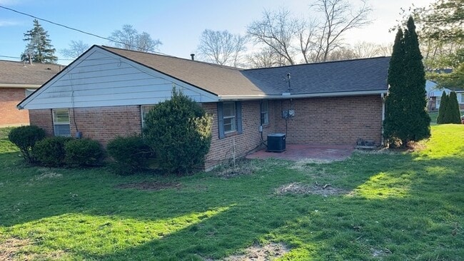 Building Photo - 3043 Regent St