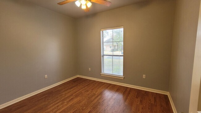 Building Photo - Beautiful 3 bedroom with large fenced yard & conveniently located