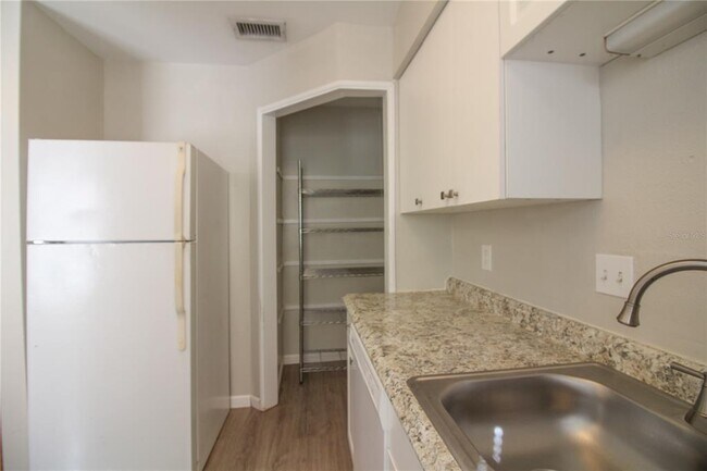 Building Photo - 1920 E Edgewood Dr