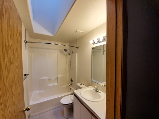 Building Photo - Maurina1