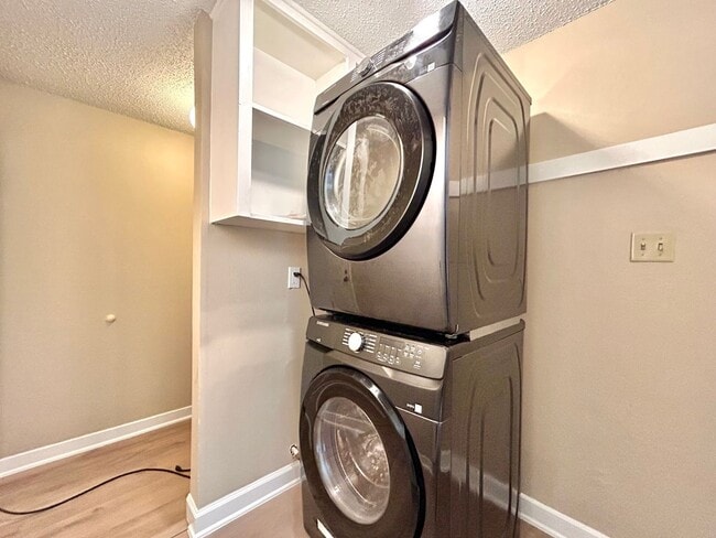 Building Photo - Bright and Spacious Single-Level Living in...