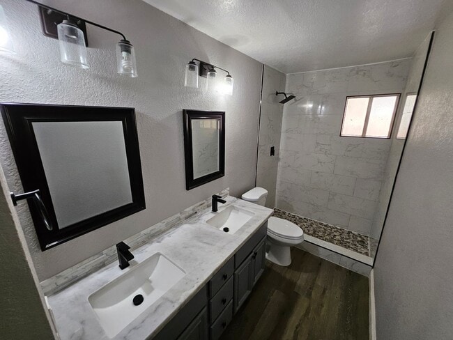 Building Photo - Welcome Home! Spacious Floor Plan 3 Bed 2 ...
