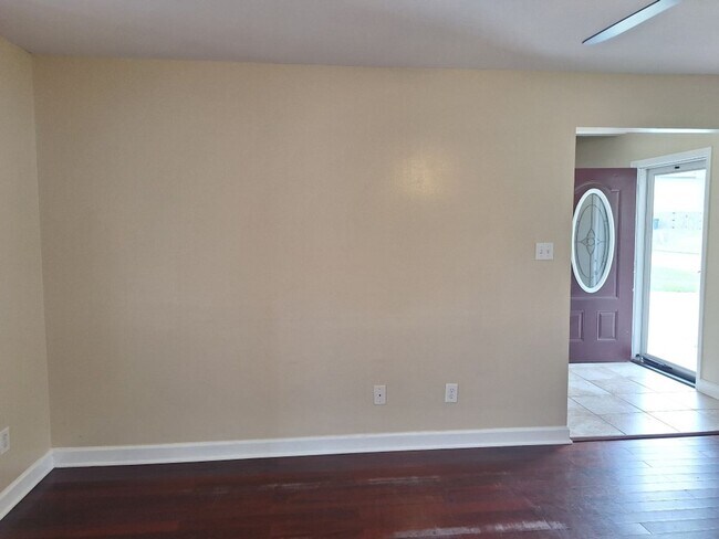 Building Photo - Convenient location to interstate in North...
