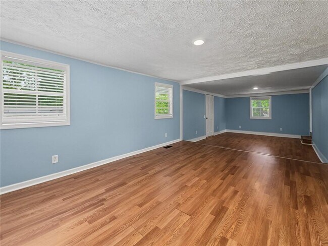 Building Photo - 3542 Shoreland Dr