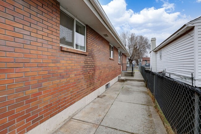 Building Photo - 1206 E Heroy Ave