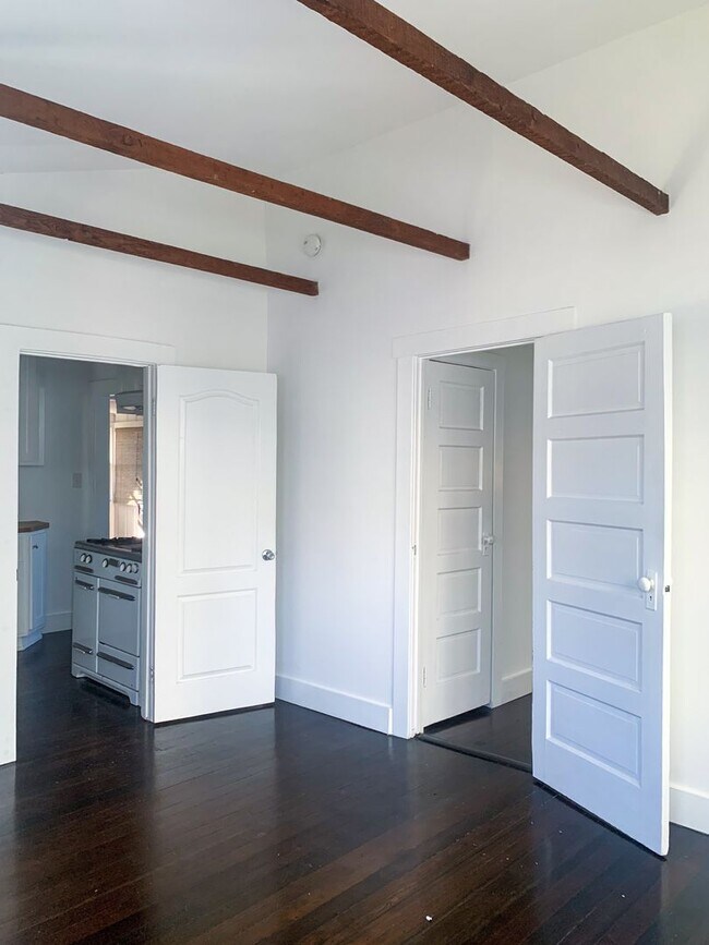 Building Photo - 5670 York Blvd