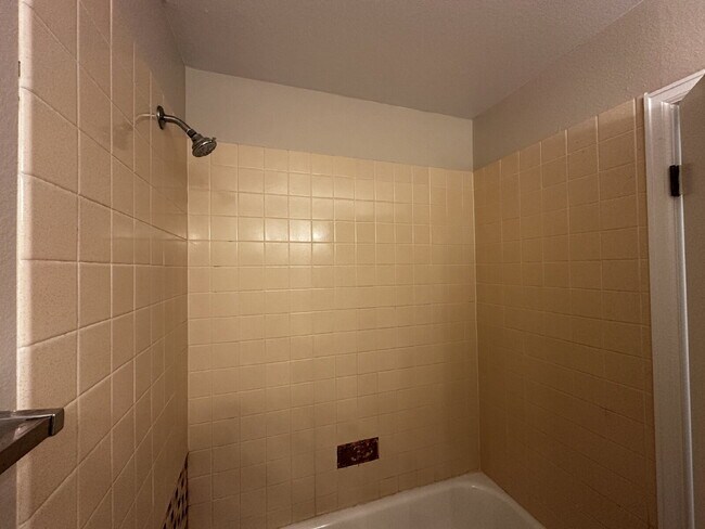 Building Photo - Beautiful Top Floor Condo with Great Views!