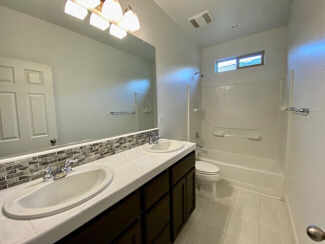 Building Photo - $2,650 Leonard & Barstow, 4 Beds - Lindsay...