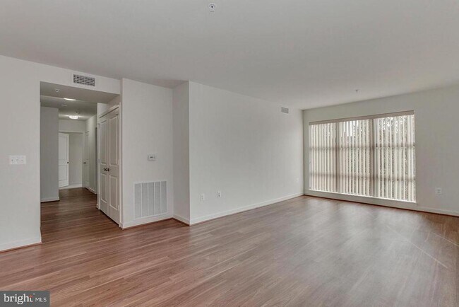 Building Photo - 905 N Arlington Blvd