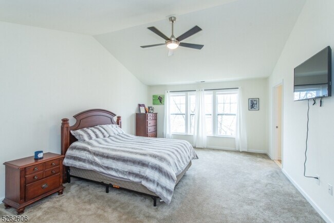 Building Photo - 5 White Aster Ct