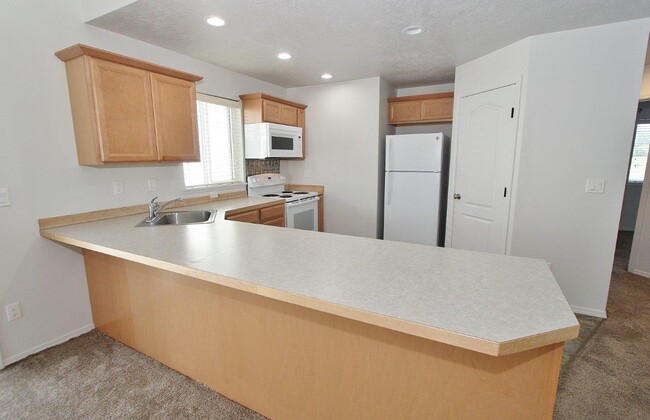 Building Photo - 454 Old Maple Dr