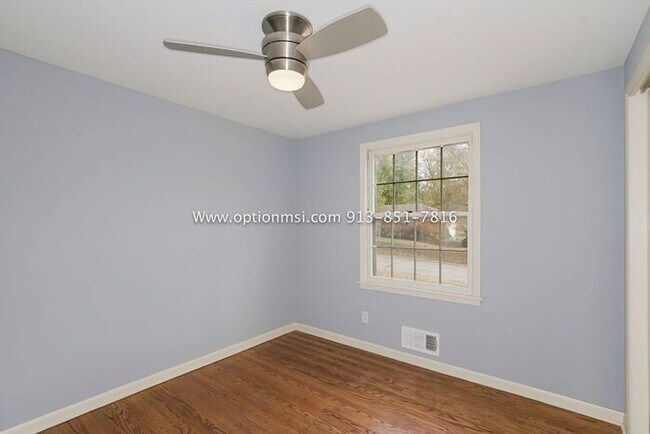Building Photo - Ready for immediate move-in!