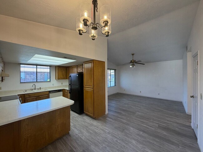 Building Photo - DARLING TOWNHOME FOR RENT!