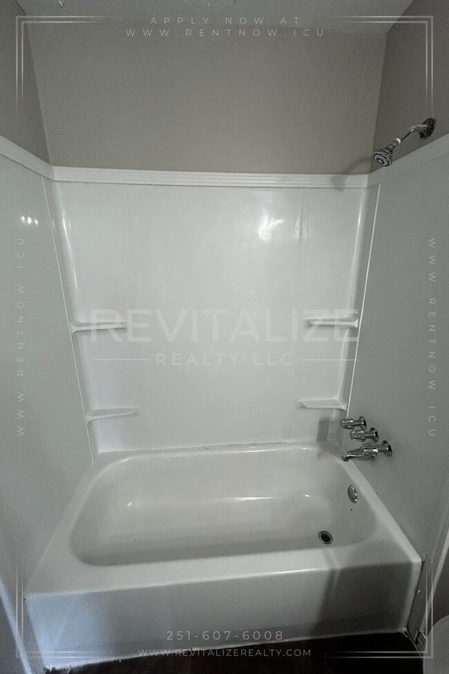 Building Photo - 3 Bed 2 Bath with Large Yard