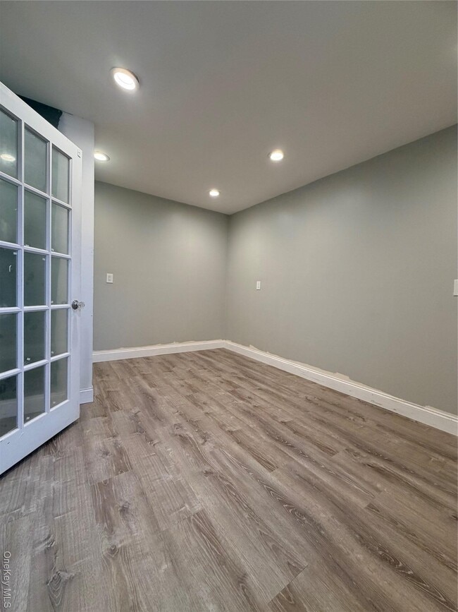 Building Photo - 5 Bristol St