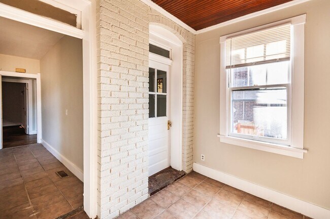 Building Photo - 4926 Winona Ave