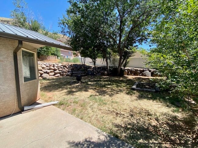 Building Photo - DARLING PROPERTY FOR RENT IN LAVERKIN!