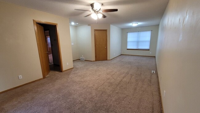 Building Photo - 3 Bedroom 1.5 bath, 2 stall garage Great SE location.