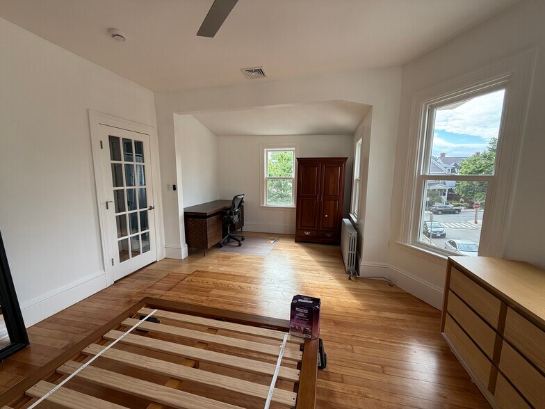 Building Photo - 96 Munroe St